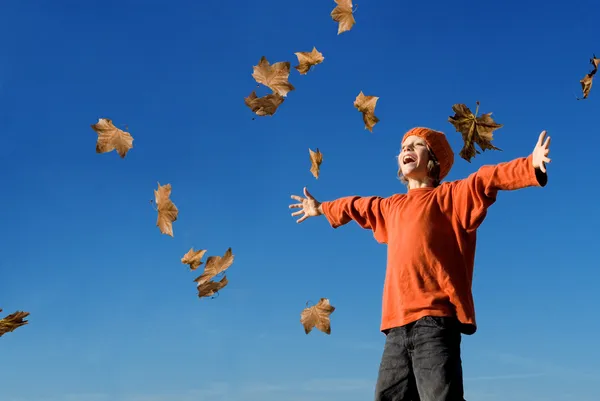 Niño feliz gritando o cantando en otoño otoño —  Fotos de Stock