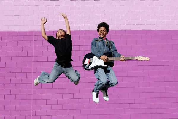 Crianças afrodescendentes felizes tocando música — Fotografia de Stock