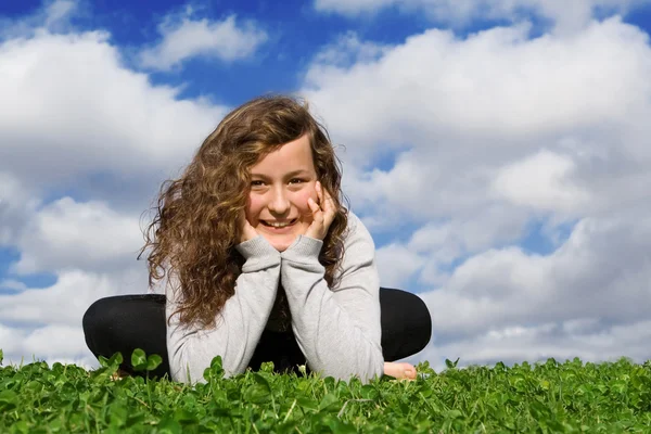 Feliz adolescente sano sentado en la hierba al aire libre en verano — Foto de Stock