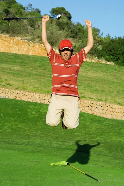 Joven golfista, cadete o junior celebra triunfo — Stockfoto