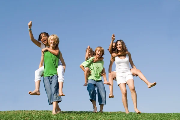 Grupp av barn på sommarläger eller skola med piggyback race. — Stockfoto