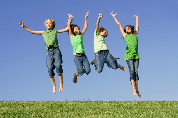 Группа детей прыгать после победы — стоковое фото