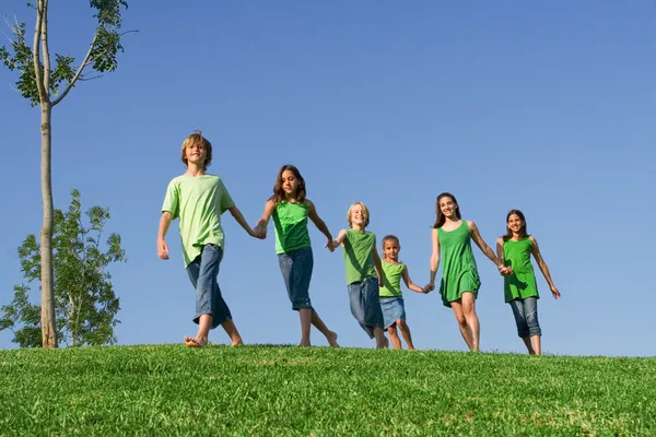 Šťastný skupina letního tábora nebo školní děti drží za ruce — Stock fotografie