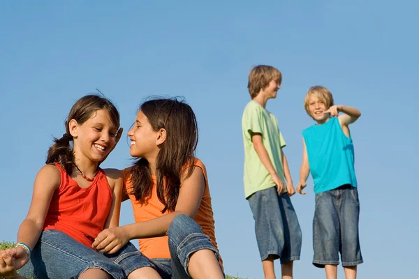 Группа детей в летней школе или лагере — стоковое фото