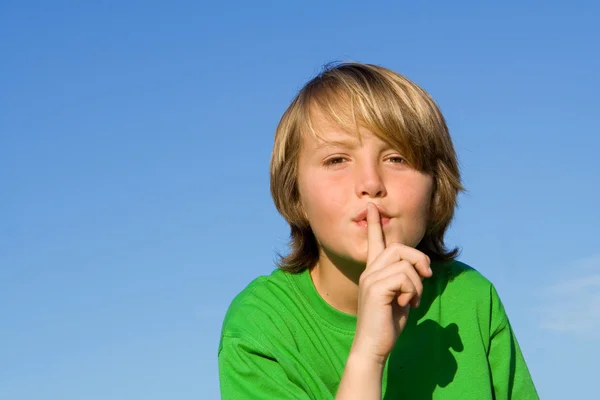Niño con el dedo en los labios para pedir silencio o silencio —  Fotos de Stock