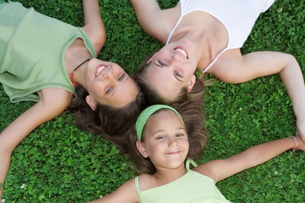 Familie,. fröhliche Gruppe lächelnder Schwestern oder junger Mütter mit Kindern — Stockfoto