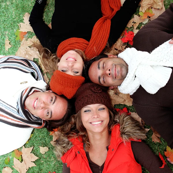 Groupe de jeunes adultes souriants heureux en automne — Photo