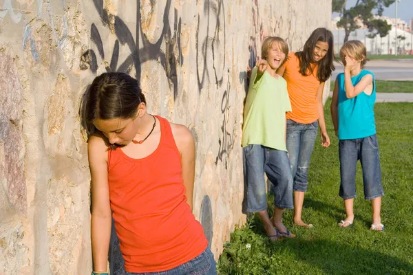Bullying escolar ou agressores bullying triste criança solitária — Fotografia de Stock