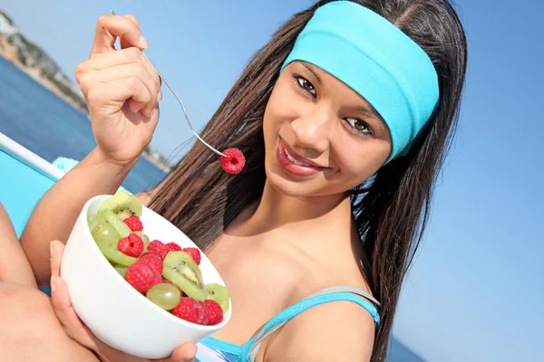 Dieta de verano, mujer comiendo tazón de fruta saludable — Foto de Stock