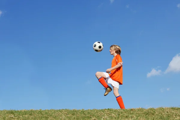 Jongen kind te voetballen schoppen Voetbal. — Stockfoto