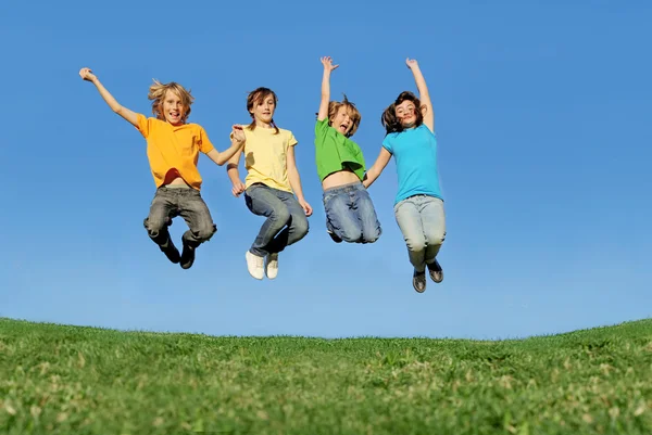 Ajuste crianças saudáveis pulando ao ar livre no verão — Fotografia de Stock