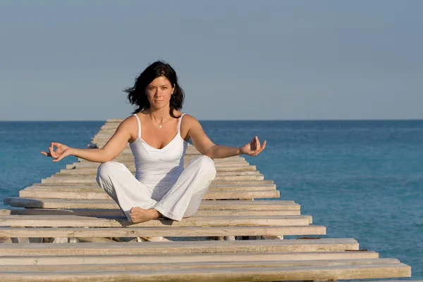 Kvinna avkopplande på semester gör yoga eller meditation — Stockfoto