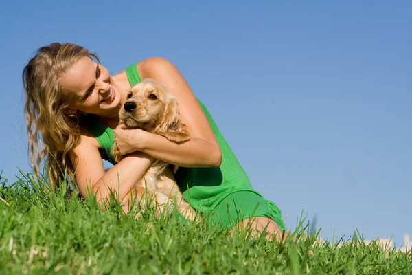 Молодая женщина или девочка-подросток с собакой-кокером — стоковое фото