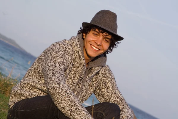 Счастливый улыбающийся испанский латиноамериканец — стоковое фото
