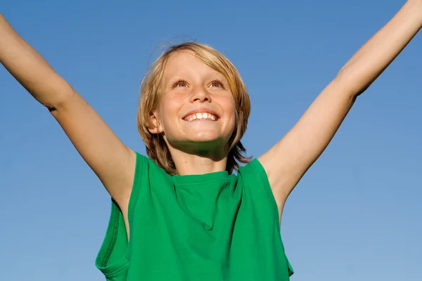 Ευτυχής χαμογελαστό παιδί παιδί αγόρι με τα χέρια υψωμένα σε ευτυχία — ストック写真