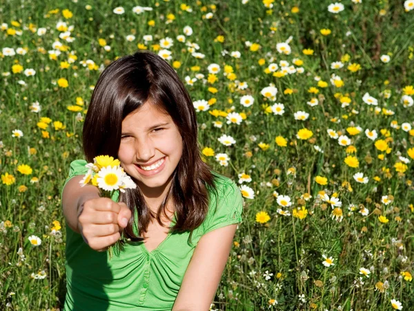 Gelukkig lacht, zomer kind, houden van bloemen — Stockfoto