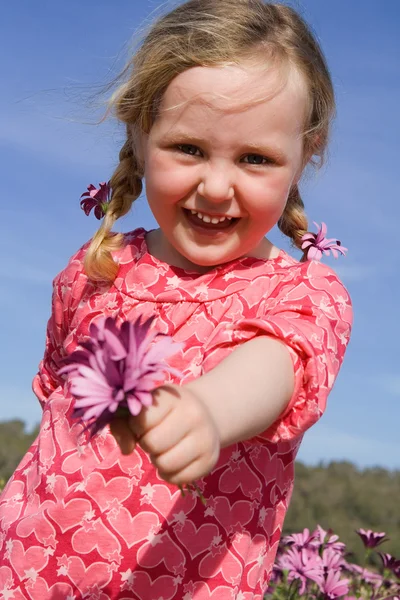 Gelukkig zomer kind geven gift van bloem — Stockfoto