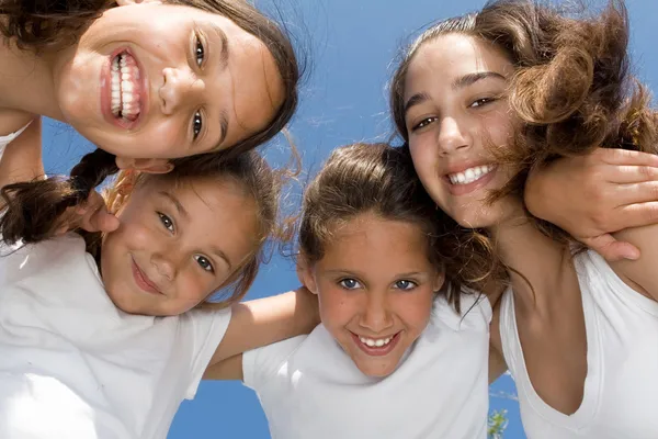 Sommerlager, fröhliche Gruppe lächelnder Mädchen oder Kinder — Stockfoto