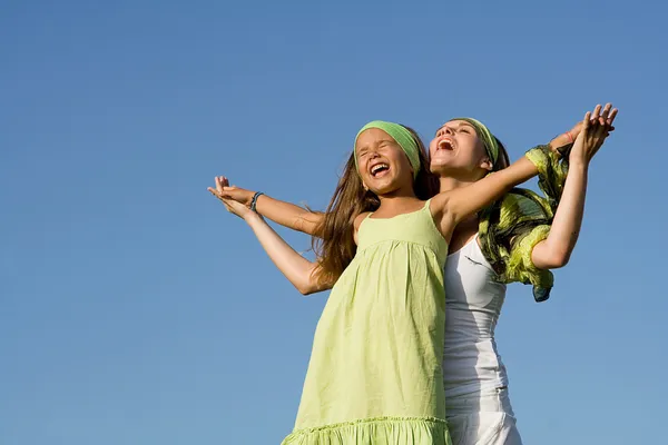 Здоровые счастливые мать и ребенок играют на открытом воздухе — стоковое фото