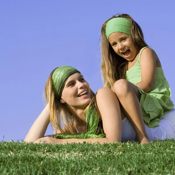 Šťastná maminka a dcera hrát venku v létě — Stock fotografie