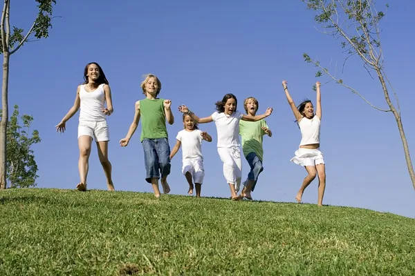 Gruppe glücklicher Kinder im Sommerlager oder in der Schule beim Laufen oder Rennen — Stockfoto