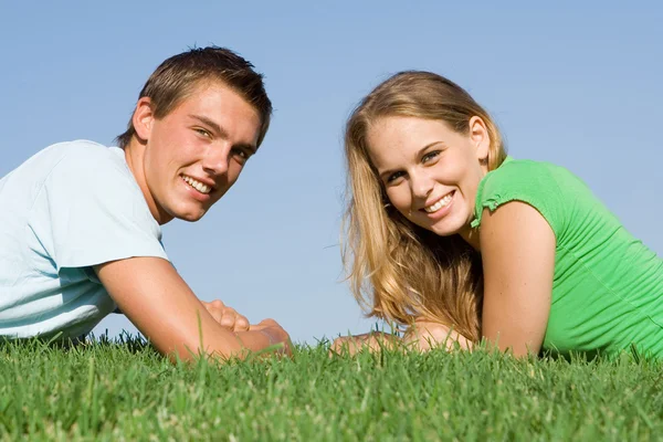 Jonge tiener paar met een mooie glimlach en tanden — Stockfoto