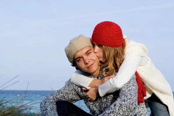 Glad blandras par på semester — Stockfoto