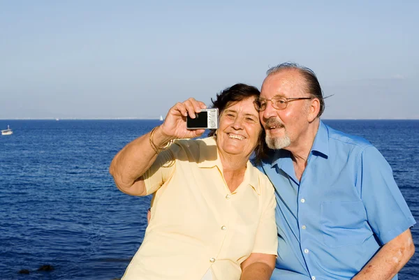 Щаслива старша пара на літніх канікулах — стокове фото