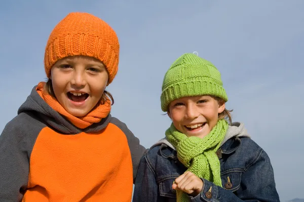 Felice sorridente, bambini invernali, in cappelli e sciarpe — Foto Stock