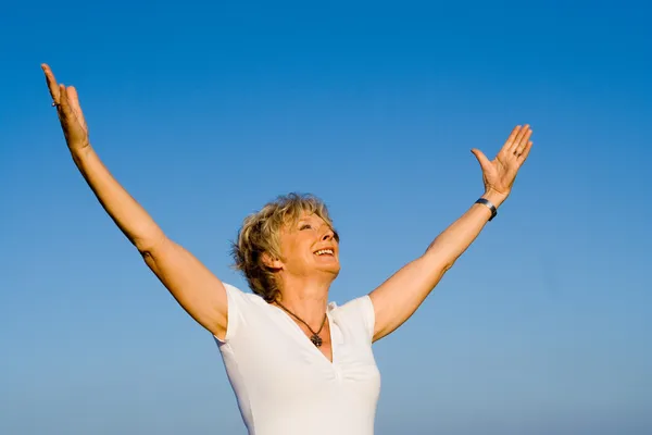 Glad kristen senior kvinna armar upp i tro och beröm — Stockfoto
