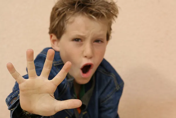 Trotsig eller misshandlade pojke arg eller rädd hand ut — Stockfoto