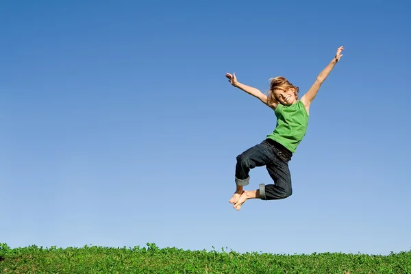 Подходит здоровый активный счастливый улыбчивый ребенок, прыгающий от радости — стоковое фото