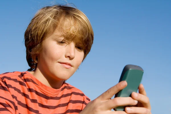 Kid textilie s buňkou nebo mobilní telefon — Stock fotografie