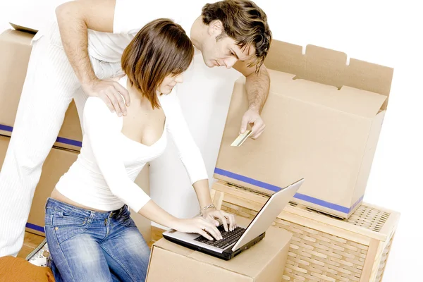 Par med nya första hem eller hus att köpa på internet med kreditkort — Stockfoto
