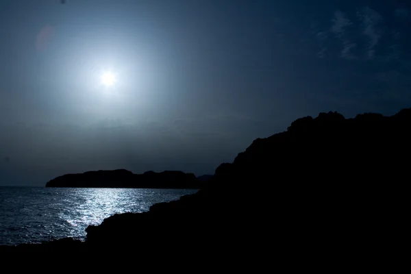 Alvorada ou crepúsculo sobre praia de verão em Espanha Mallorca — Fotografia de Stock