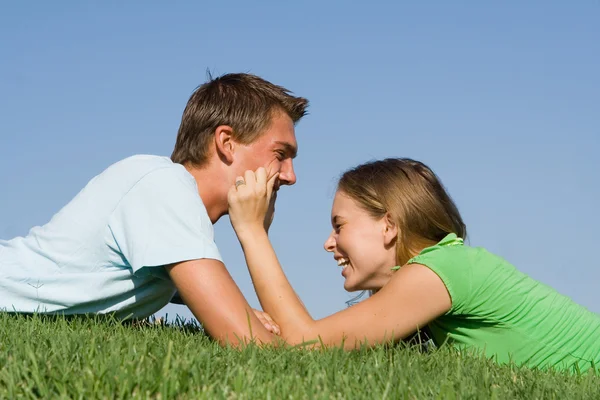 Lyckliga unga par skrattar ha roligt utomhus — Stockfoto