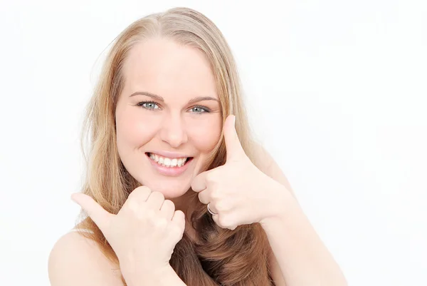 Blonda leende kvinna med tummen upp ser glad — Stockfoto