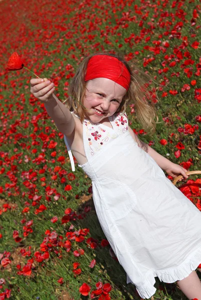 Malzeme çekme ve çiçek veren genç çocuk — Stok fotoğraf