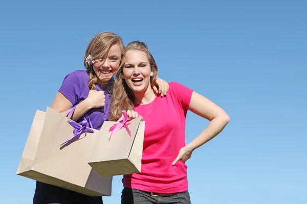 Девушки-подростки, покупающие сумки из переработанной бумаги — стоковое фото