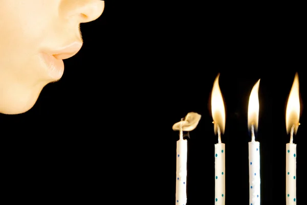 Ребенок задувает 4 свечи на день рождения — стоковое фото