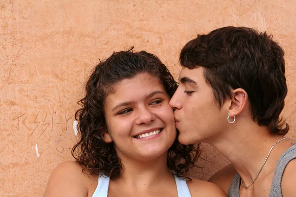 Счастливая испанская или латиноамериканская пара — стоковое фото