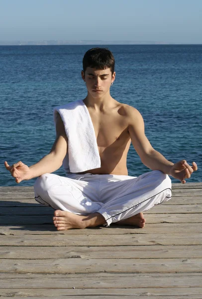 Meditazione o yoga, uomo che medita all'aperto — Foto Stock
