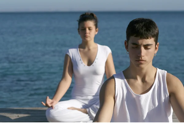Lezione di yoga all'aperto in estate — Foto Stock