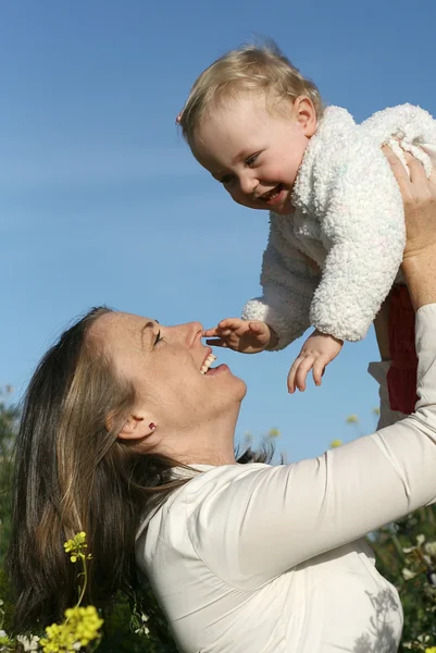 Ευτυχισμένη οικογένεια μητέρα παίζοντας με χαμογελώντας, μωρό μου — Φωτογραφία Αρχείου