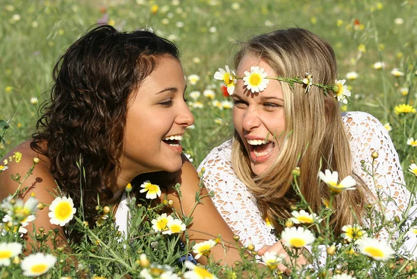 Счастливые девушки смеются идеальными белыми прямыми зубами — стоковое фото