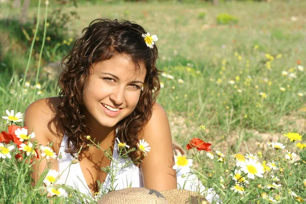 Vacker sommar tjej med perfekta vita tänder och leende — Stockfoto