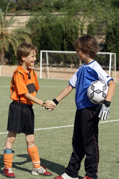 孩子们在足球场或足球前握手相匹配 — 图库照片