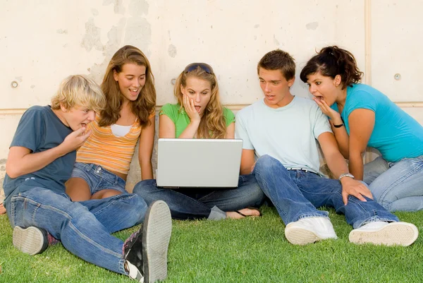 惊奇的集团的青少年与笔记本电脑或 notebok — 图库照片