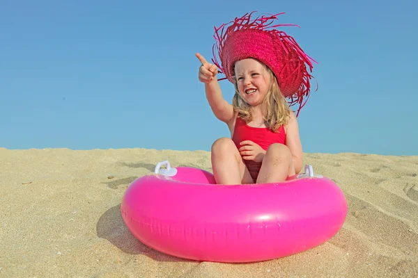 Happy kid op vakanties op het strand te wijzen — Stockfoto