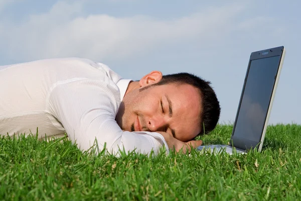 Homme d'affaires relaxant ayant puissance sieste à l'extérieur avec ordinateur portable — Photo